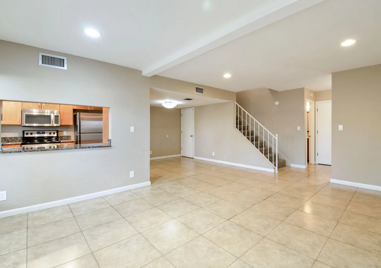 Great Updated, Remodeled Home, A/C, Community Pool, Covered Parking — Photo 3