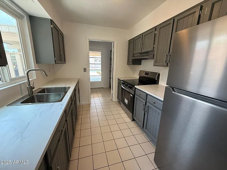 708 E Colgate Dr — Photo 9