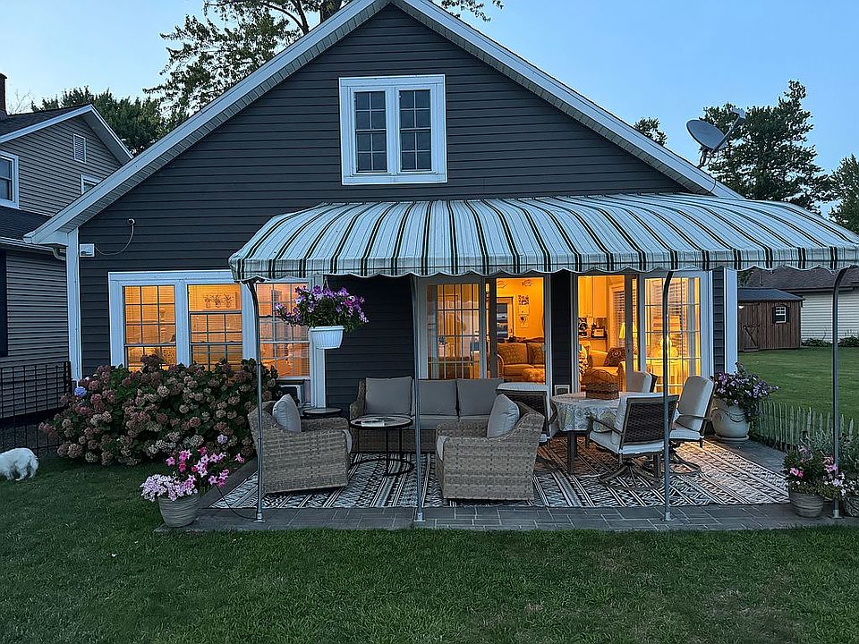 Beautiful lakeside Patio 