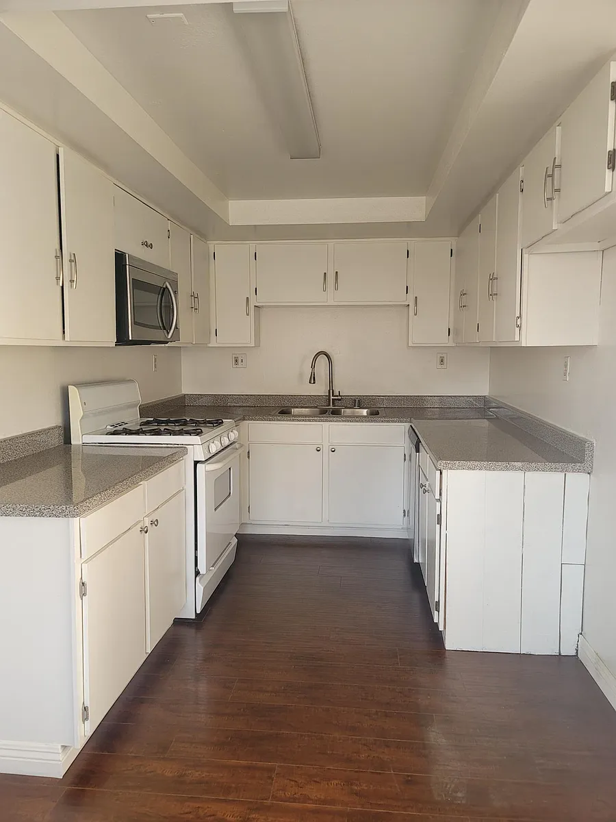 Building Photo - 346 S Wilton Pl #204
