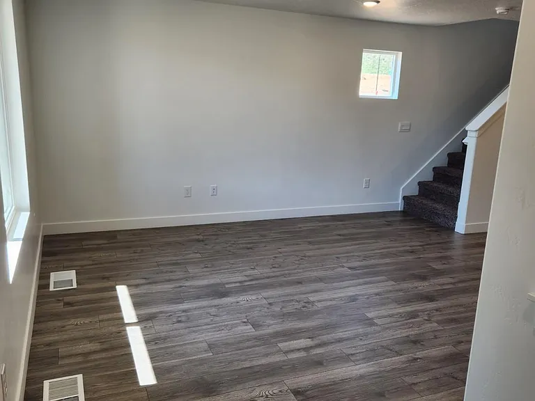 537 May Dr — Photo 4