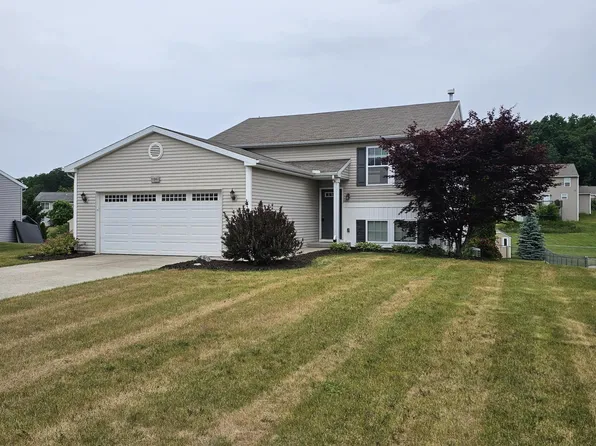11341 Taunton Dr SE, Lowell, MI 49331