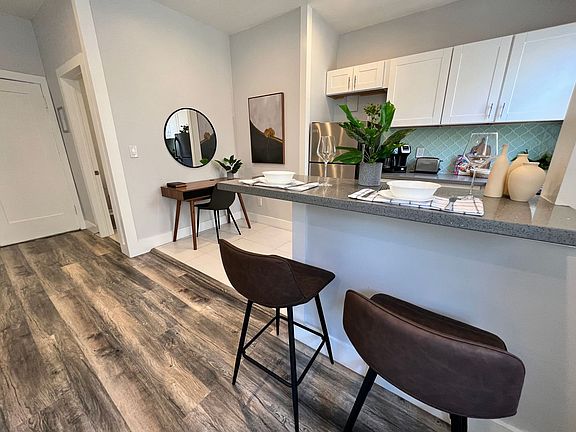 5th image of 660 S Cloverdale Ave #205