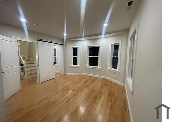 17 Selden St — Photo 5