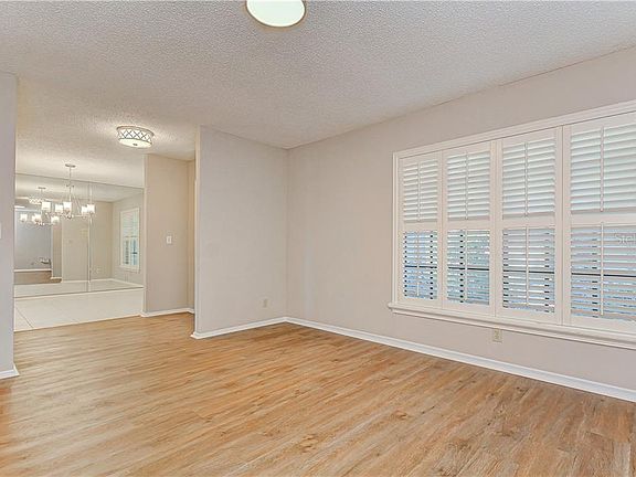 5th image of 4410 Oak River Cir