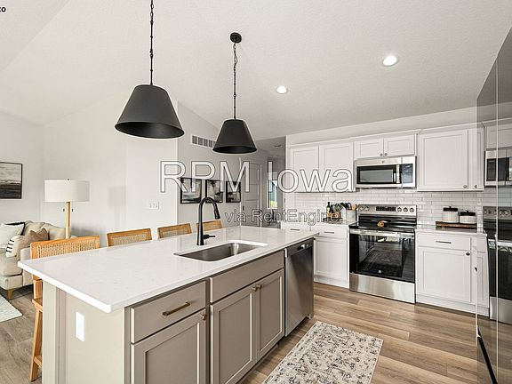 3rd image of 385 NW Ashley Ave