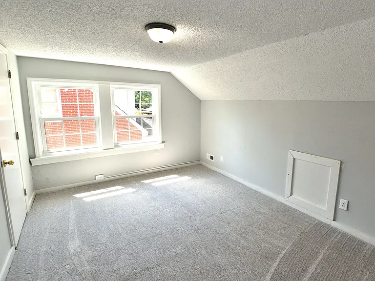 945 Sycamore St — Photo 15