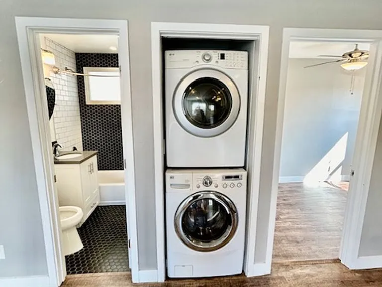 Beautiful Renovated 2bd with Yard — Photo 7