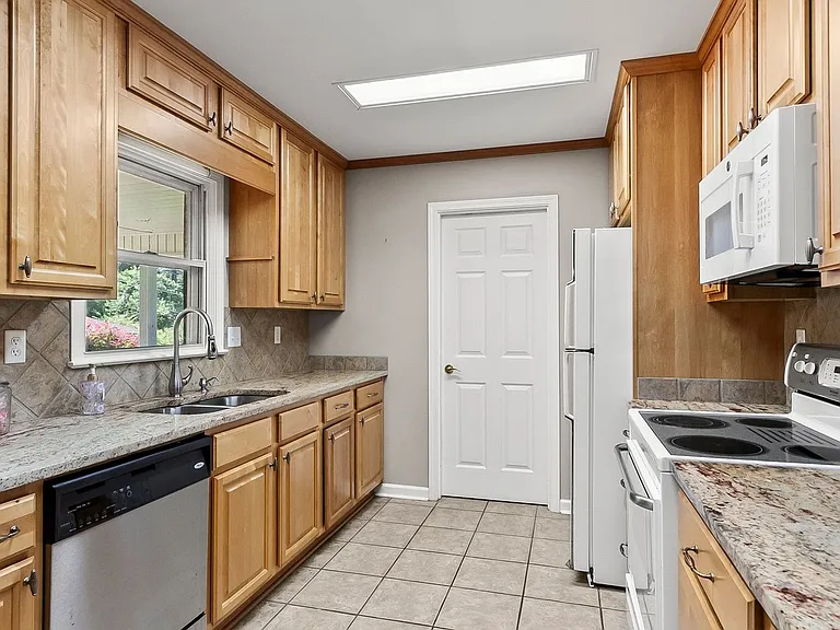 2496 Valley View Ln — Photo 14