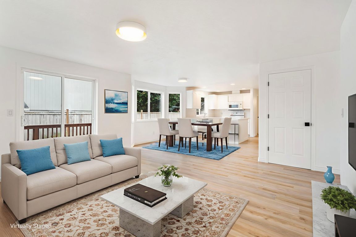 DSC06396 virtually staged.jpeg