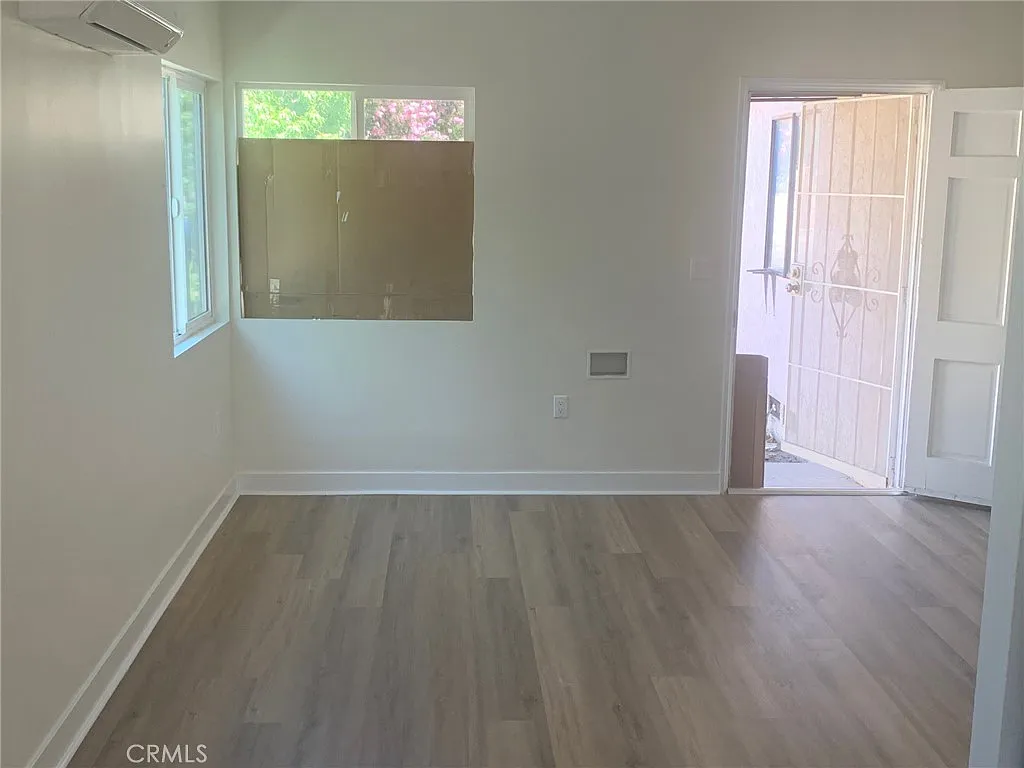 2 bed, 725 sqft, $2,300 — Photo 3