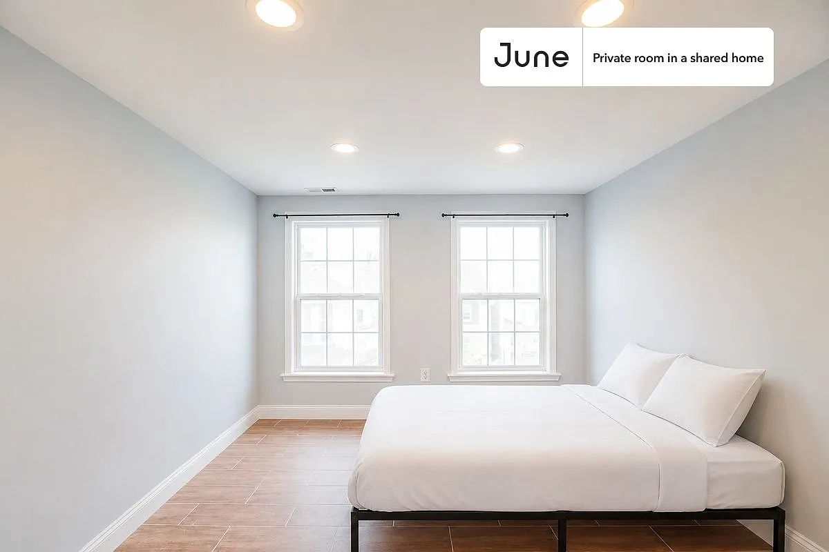 Queen bedroom in 7 bed/6 bath home in Dupont Park #1811 F — Photo 1