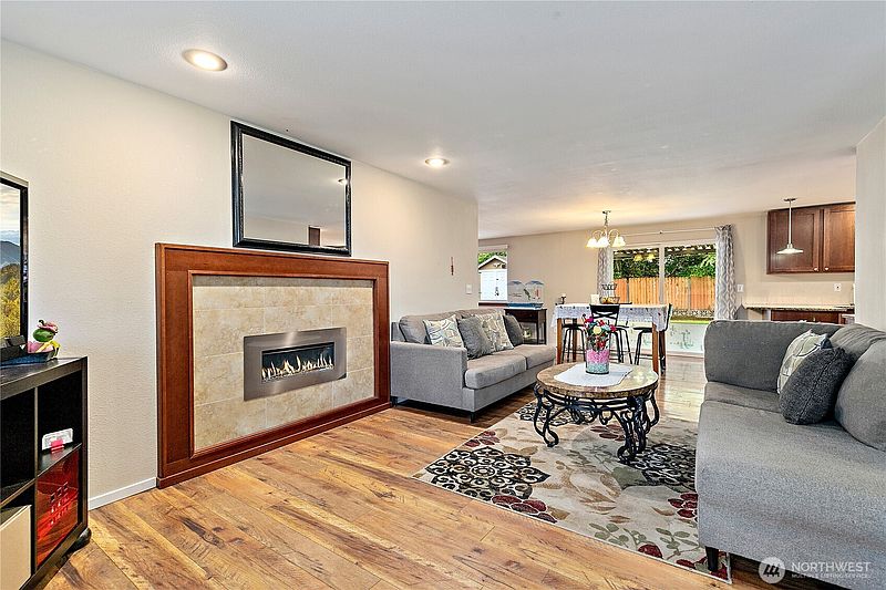 3rd image of 15902 Woodland Avenue E