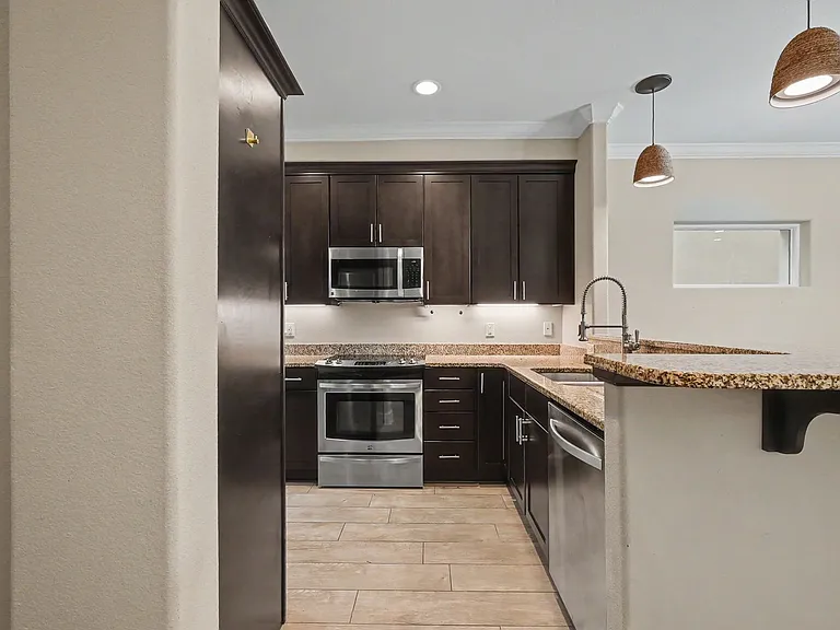 490 Soundview Ct — Photo 7