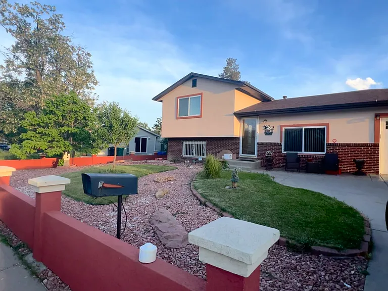8371 Vine St — Photo 1