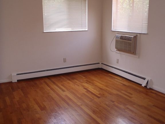 3rd image of 539 Lowell Ave APT 5