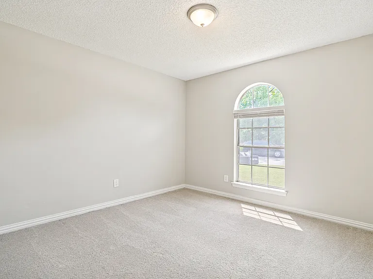 634 Lisa St — Photo 10