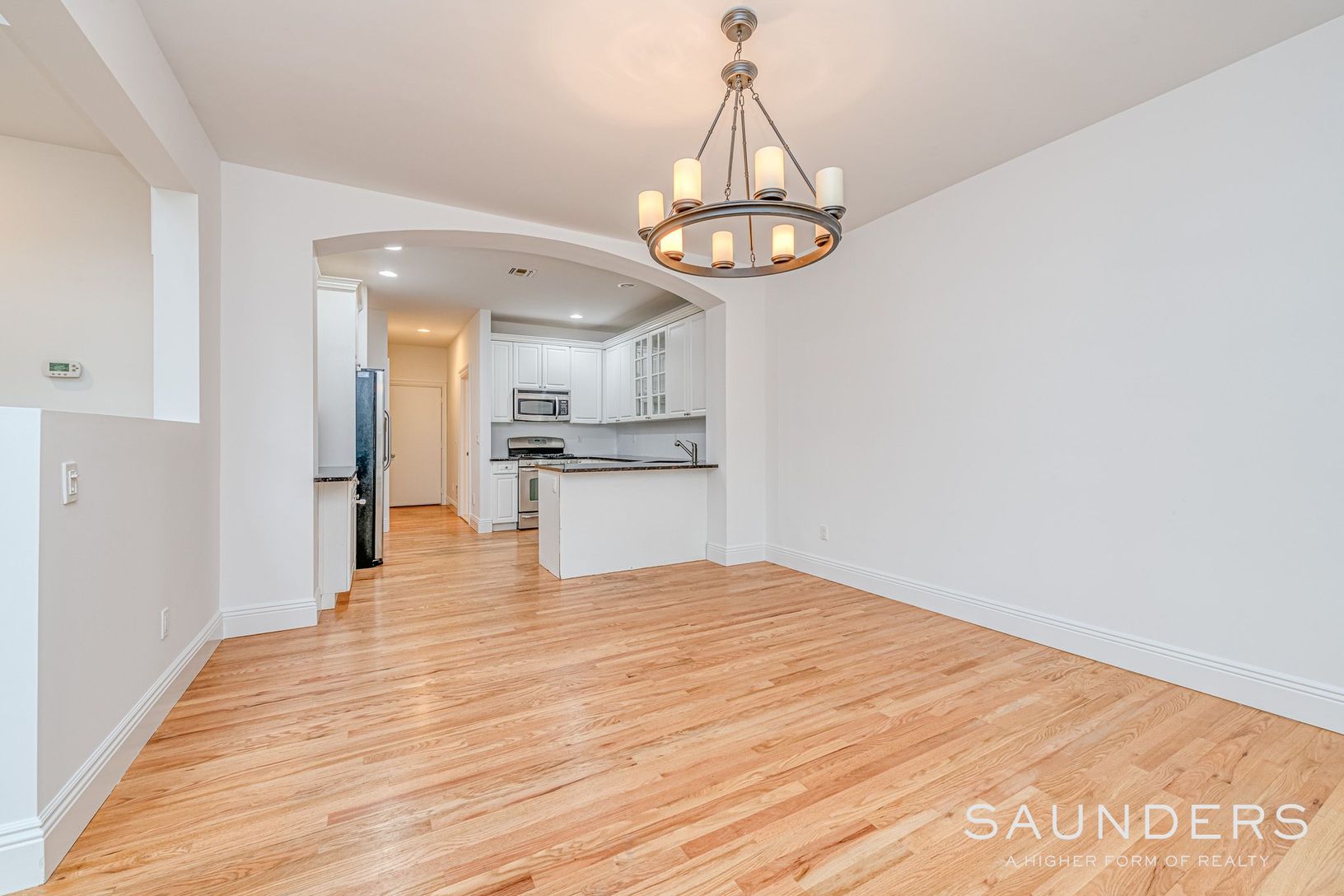  Large dining room for table that seats 8 or more guests 