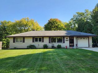 4049 Maple Grove Dr, Hubertus, WI 53033