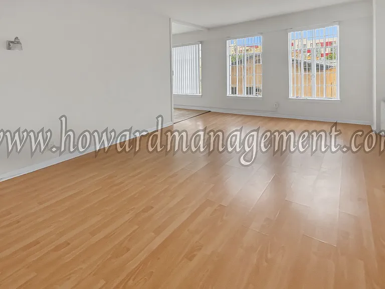 Wilshire Mediterranean Apartments — Photo 3