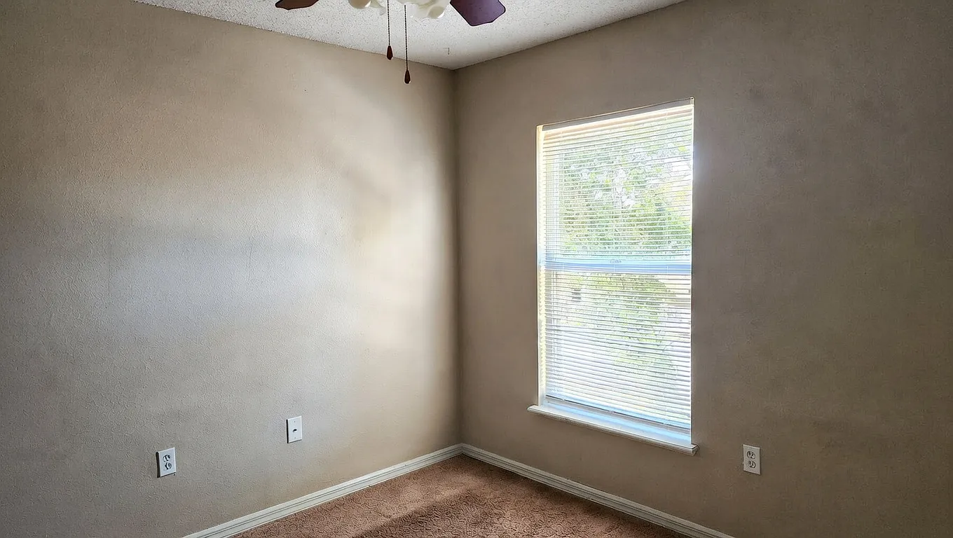 4 bed, 2.5 bath, 2222 sqft, $2,000 — Photo 4