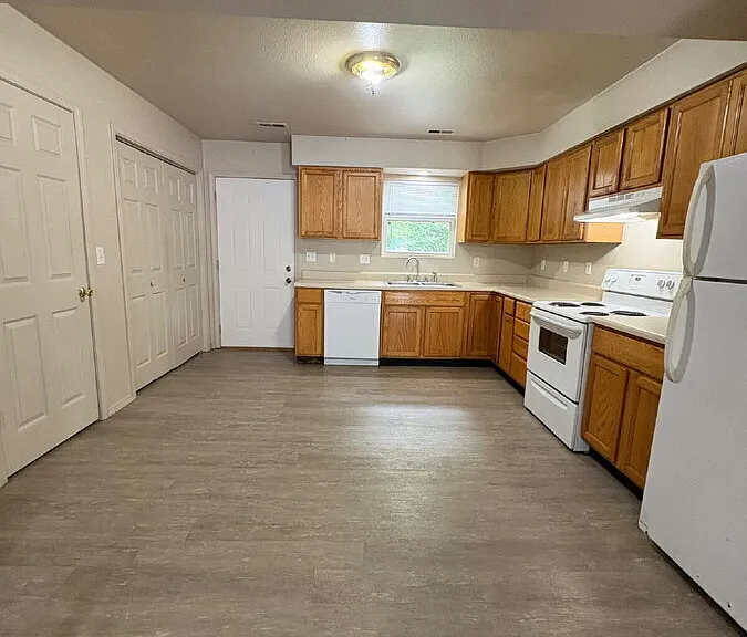 904 Withrow Dr — Photo 5