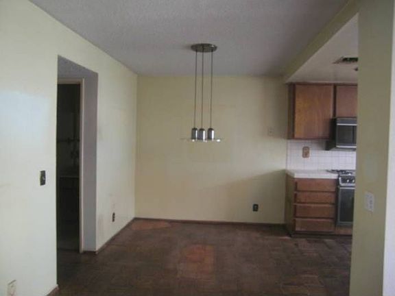 3rd image of 112 Poxon Pl