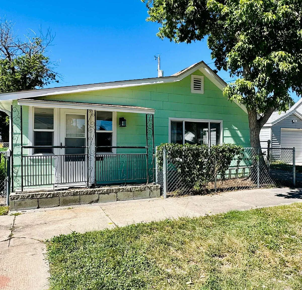 2 bed, 1.0 bath, 974 sqft, $1,600 — Photo 1