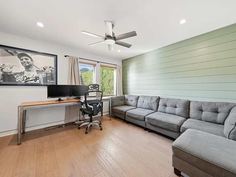 2219 Graham Ave — Photo 26