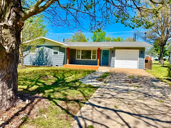 1229 E Bonaire Dr, Springfield, MO 65803