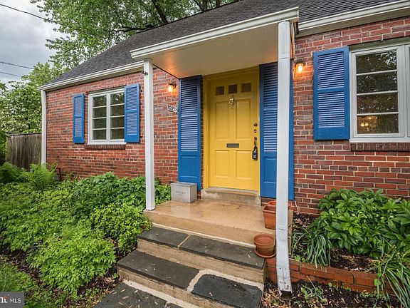 3rd image of 10219 Parkwood Dr