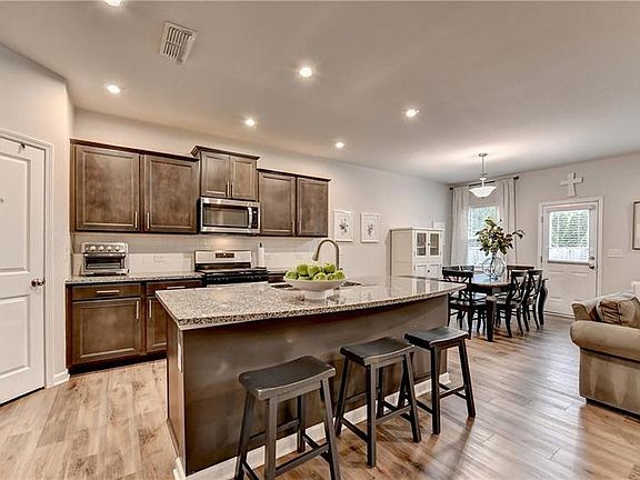 3rd image of 3153 Lowell Rd