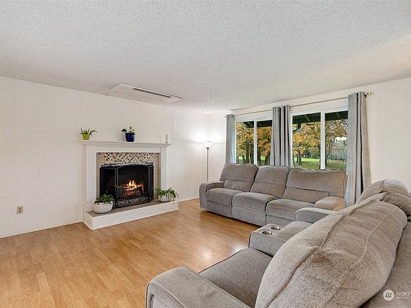 4th image of 3217 NE 103rd Avenue