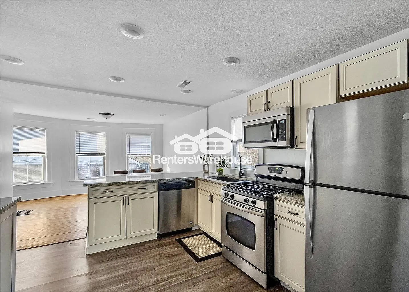 Two Bedroom Furnished — Photo 2