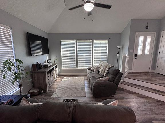 3rd image of 315 Parkwood Pl