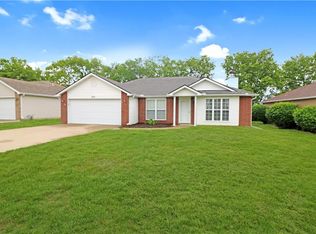 1215 Fox Run Dr, Warrensburg, MO 64093