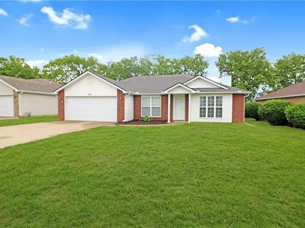 1215 Fox Run Dr, Warrensburg, MO 64093