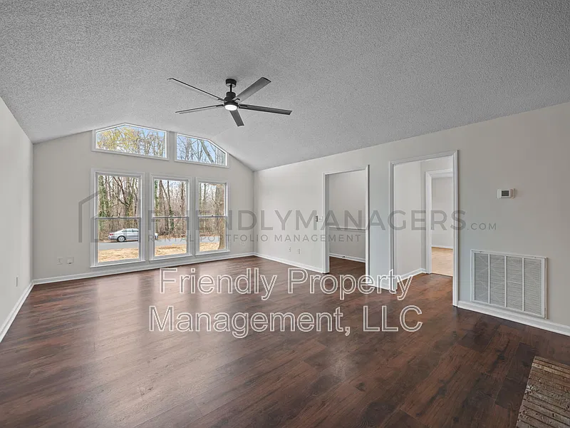 3 bed, 2.0 bath, 1614 sqft, $1,900 — Photo 3
