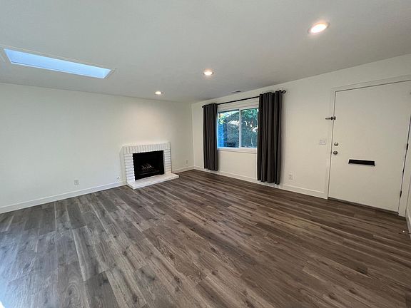 4th image of 1682 Dolphin Dr