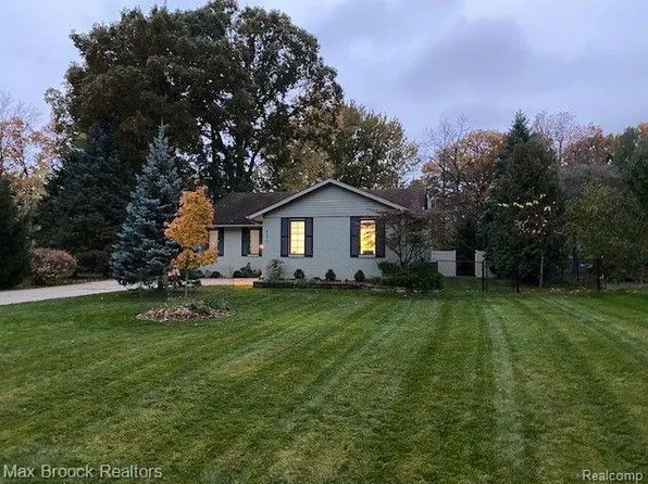 8337 Stout Ave, Grosse Ile, MI 48138