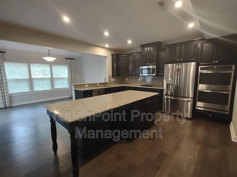 4 bed, 3.5 bath, 3220 sqft, $2,800 — Photo 4