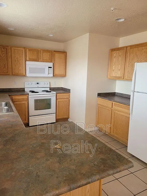 3 bed, 2.0 bath, 1100 sqft, $1,800 — Photo 4