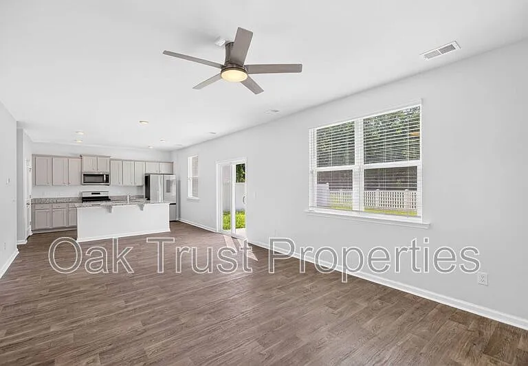 147 Cloverleaf St — Photo 3