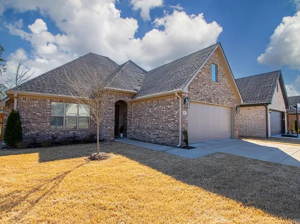 215 Kanis Ridge Dr, Little Rock, AR 72223