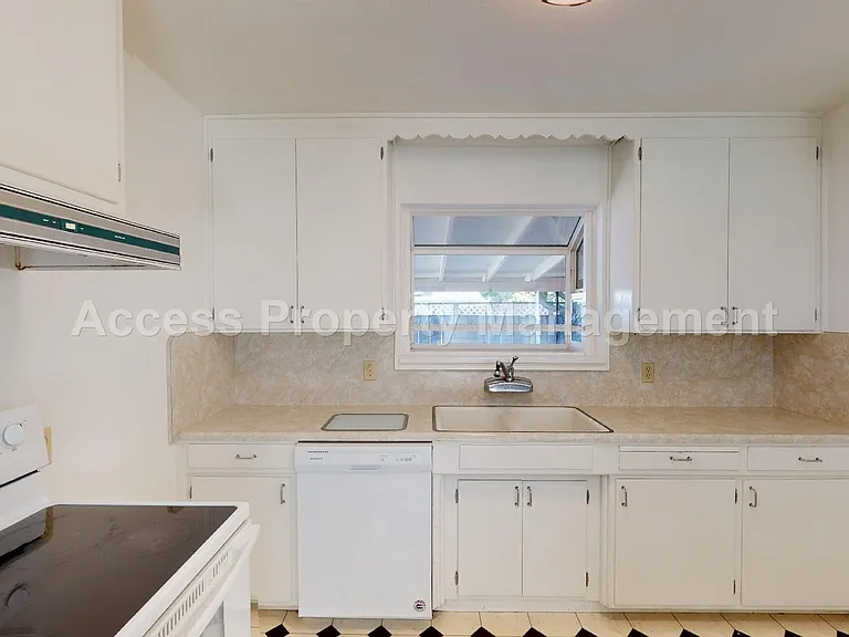 1002 Phelps Ave — Photo 6