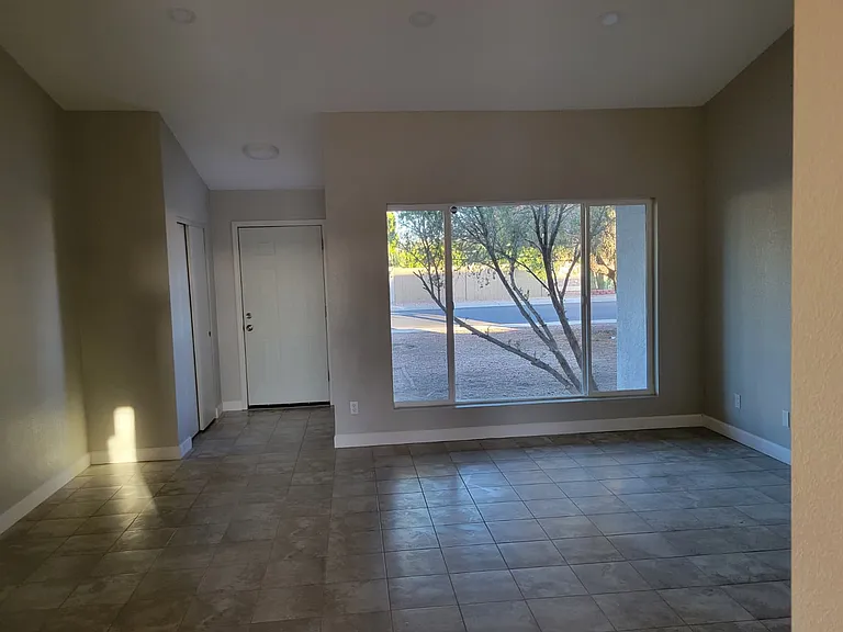 8121 N 103rd Dr — Photo 2