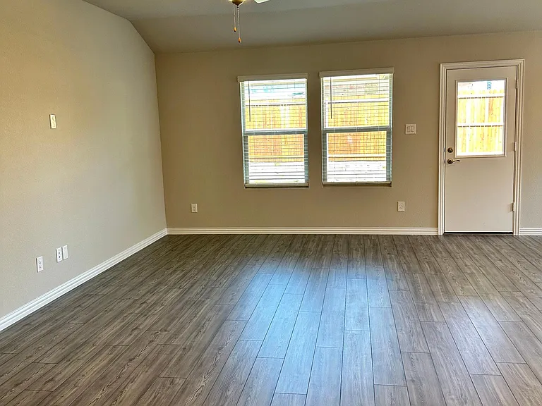 1606 Crystal Valley Way — Photo 5