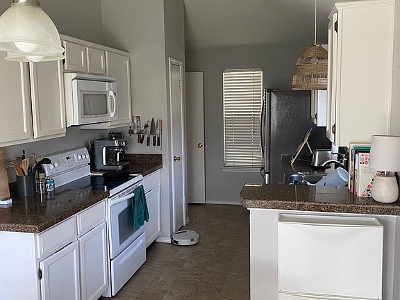4th image of 701 S Alder Dr