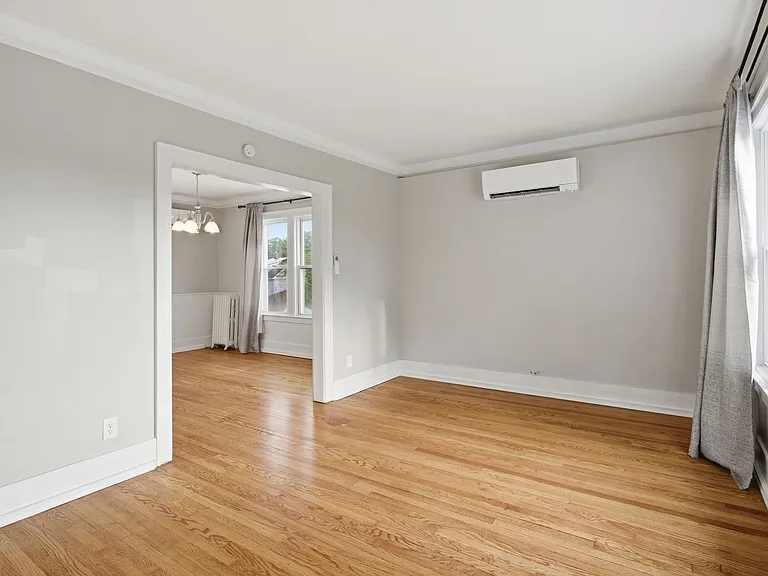 2823 Queen St — Photo 16