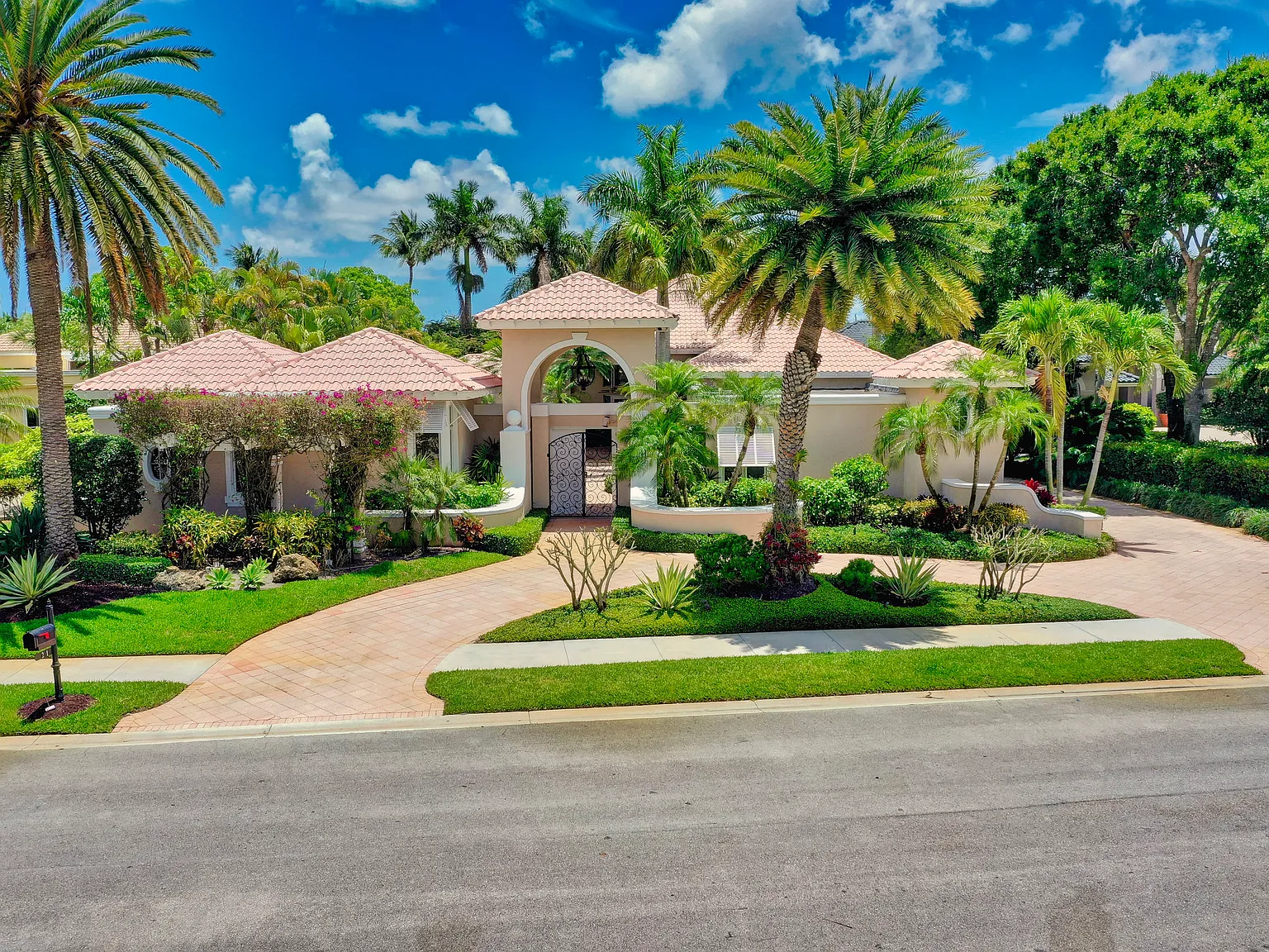 5 bed, 4600 sqft, $30,000 — Photo 1